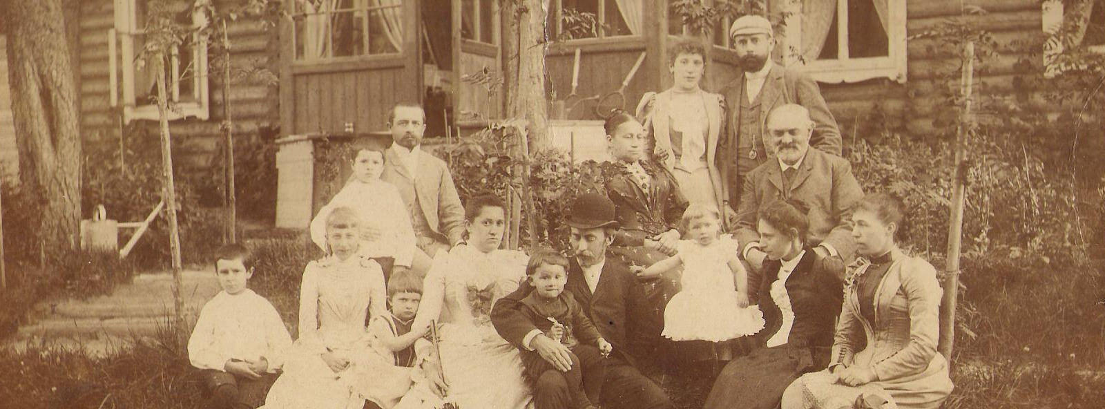 Familien Peto und Skron vor Datscha in Terijoki/Selenogorsk 1892
