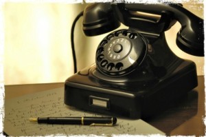 Kontakt - altes schwarzes Telefon 1920